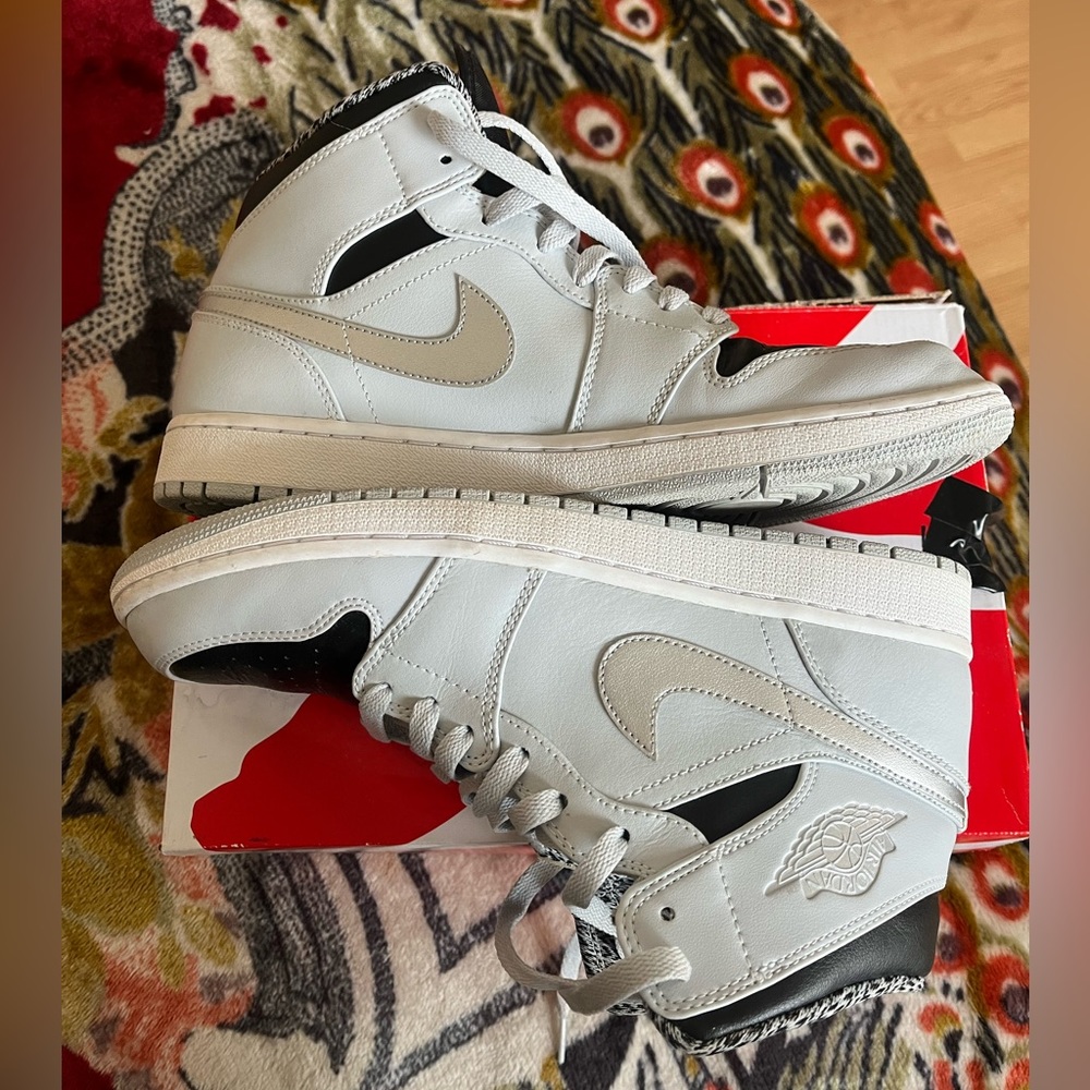 Air Jordan 1 - Retro High “Silver Medal” 2016. 9.5 M’s. 43 European sizing.